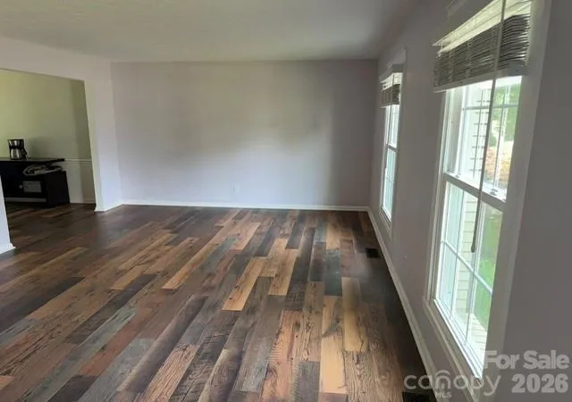 Photo 3 of Single family home for sale at 1376 Glenheath Dr, Hendersonville, NC 28791 | MLS# 4402718 | Listing updated on 2026-09-12