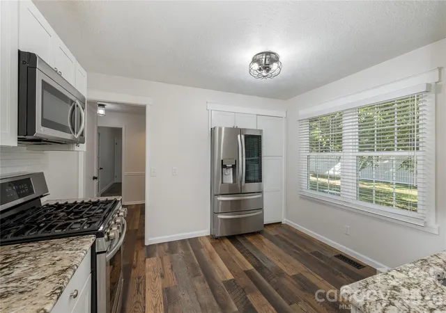 Photo 3 of Single family home for sale at 1376 Glenheath Dr, Hendersonville, NC 28791 | MLS# 4402718 | Listing updated on 2026-09-28