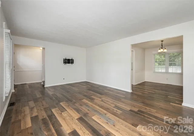 Photo 4 of Single family home for sale at 1376 Glenheath Dr, Hendersonville, NC 28791 | MLS# 4402718 | Listing updated on 2026-09-28