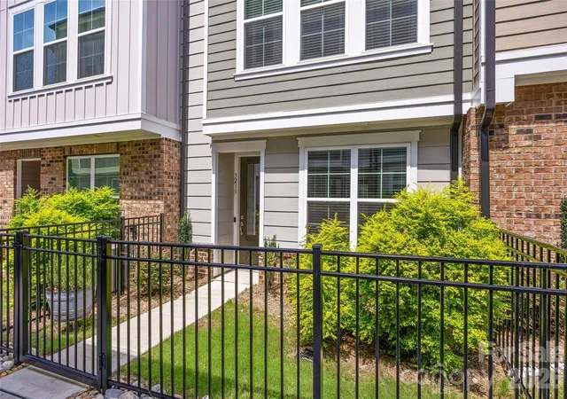 Photo 3 of Townhouse for sale at 3213 Zenith Ln, Charlotte, NC 28205 | MLS# 4402742 | Listing updated on 2026-08-22