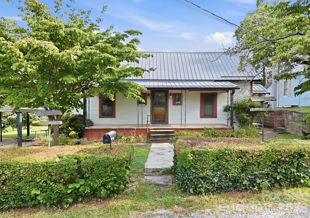 Photo 2 of Single family home for sale at 209 Virginia Ave, Marion, NC 28752 | MLS# 4402750 | Listing updated on 2026-09-04