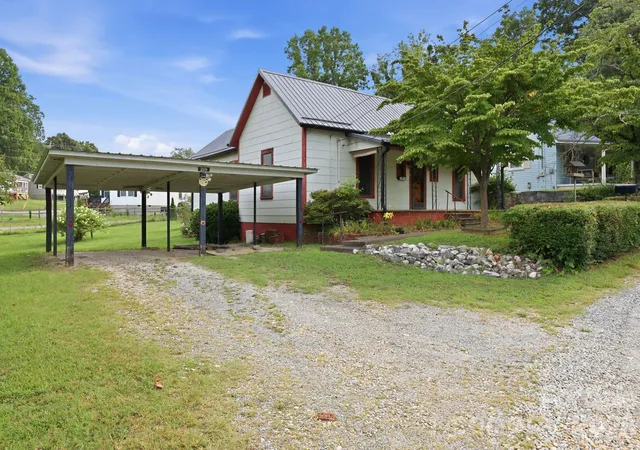 Photo 3 of Single family home for sale at 209 Virginia Ave, Marion, NC 28752 | MLS# 4402750 | Listing updated on 2026-09-04
