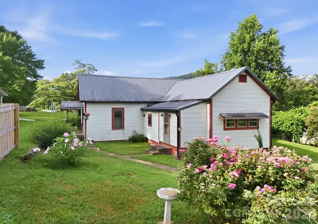 Photo 5 of Single family home for sale at 209 Virginia Ave, Marion, NC 28752 | MLS# 4402750 | Listing updated on 2026-09-04