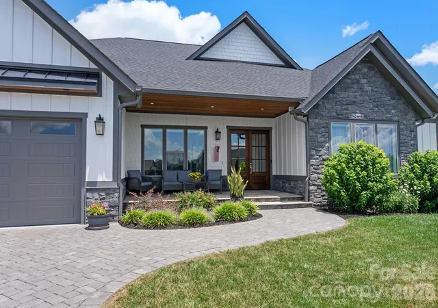 Photo 4 of Single family home for sale at 549 Daniel Cir Dr, Mills River, NC 28759 | MLS# 4402776 | Listing updated on 2026-07-22