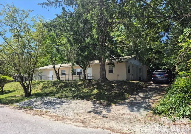 Homes for sale in Hendersonville, NC | 1745 Meadowbrook Ter, Hendersonville, NC 28791 | MLS# 4402823