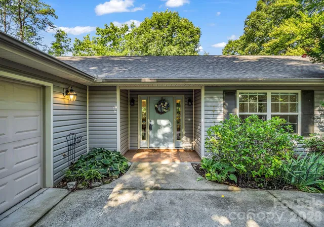Photo 3 of Single family home for sale at 141 Dalton Ct, Lake Lure, NC 28746 | MLS# 4402828 | Listing updated on 2026-08-31