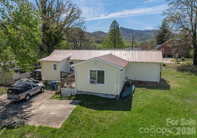 Photo 1 of Single family home for sale at 11 E Porter Rd, Asheville, NC 28803 | MLS# 4402844 | Listing updated on 2026-10-02