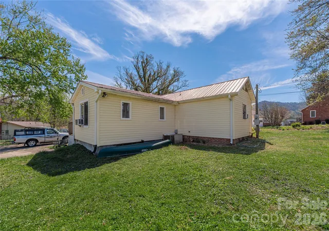 Photo 3 of Single family home for sale at 11 E Porter Rd, Asheville, NC 28803 | MLS# 4402844 | Listing updated on 2026-10-02