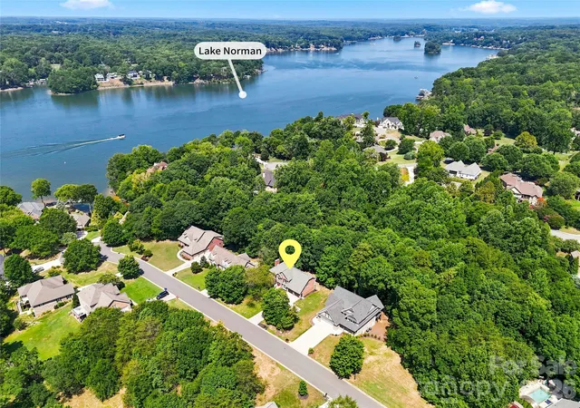 Photo 2 of Single family home for sale at 122 W Tattersall Dr, Statesville, NC 28677 | MLS# 4402896 | Listing updated on 2026-09-02