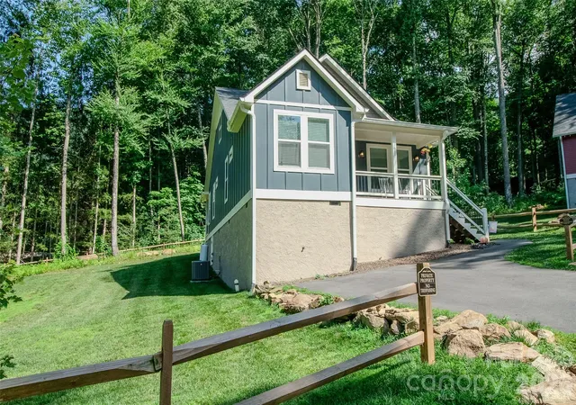 Photo 4 of Single family home for sale at 611 Twinbrook Ln, Maggie Valley, NC 28751 | MLS# 4402922 | Listing updated on 2026-09-05