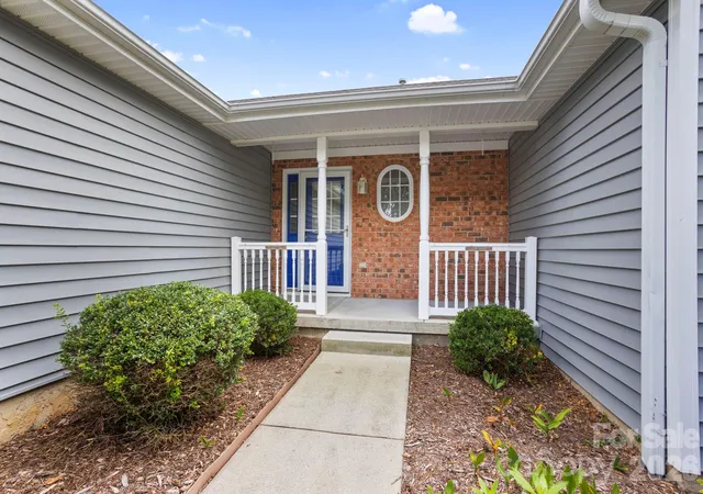 Photo 3 of Townhouse for sale at 315 Charlestown Dr, Hendersonville, NC 28792 | MLS# 4402982 | Listing updated on 2026-08-29