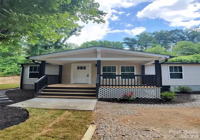 Photo 3 of Single family home for sale at 64 P J Dr, Waynesville, NC 28786 | MLS# 4402997 | Listing updated on 2026-09-28