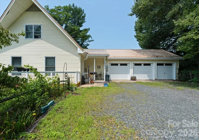 Photo 4 of Single family home for sale at 530 W Side Rd, Burnsville, NC 28714 | MLS# 4403042 | Listing updated on 2026-08-07
