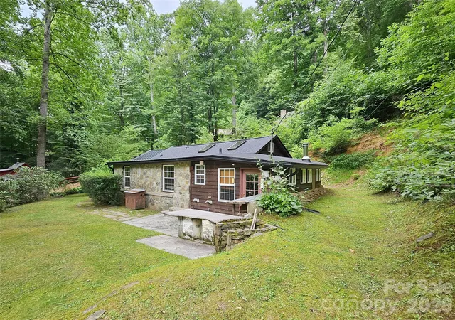 2nd image of 33 Tennis Court Rd, Burnsville, NC 28714 | MLS# 4403097