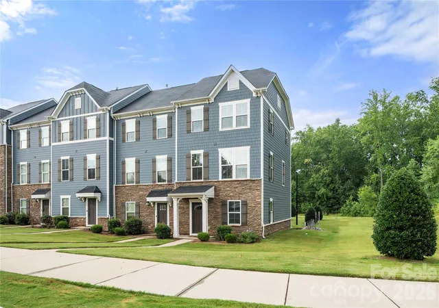 Photo 2 of Townhouse for sale at 10620 Overlook Mountain Dr, Charlotte, NC 28216 | MLS# 4403101 | Listing updated on 2026-10-06
