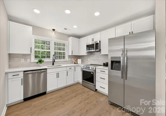 Photo 2 of Single family home for sale at 2000 Lawton Blf Rd, Charlotte, NC 28226 | MLS# 4403159 | Listing updated on 2026-09-23