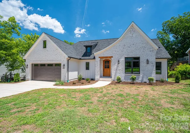 Photo 3 of Single family home for sale at 526 N Aspen St, Lincolnton, NC 28092 | MLS# 4403204 | Listing updated on 2026-09-24