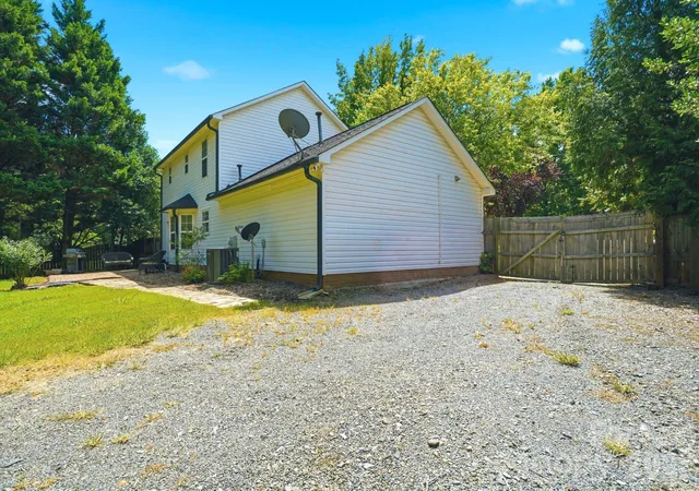 Photo 3 of Sale Pending at 5226 Rockwood Rd, Charlotte, NC 28216 | MLS# 4403218 | Listing updated on 2026-07-30