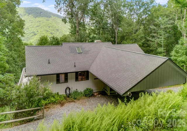 Photo 2 of Single family home for sale at 38 Bee Tree Ln, Mars Hill, NC 28754 | MLS# 4403271 | Listing updated on 2026-08-24