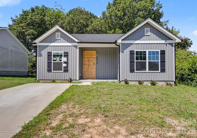 Photo 2 of Single family home for sale at 219 N Scruggs St, Gastonia, NC 28052 | MLS# 4403298 | Listing updated on 2026-09-28