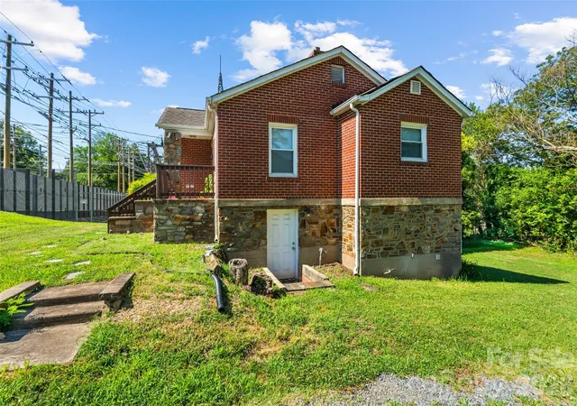 Photo 4 of Single family home for sale at 1821 Remount Rd, Charlotte, NC 28208 | MLS# 4403451 | Listing updated on 2026-10-09