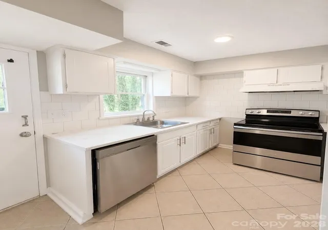 Photo 1 of Townhouse for sale at 6101 Honeysuckle Ln, Charlotte, NC 28212 | MLS# 4403515 | Listing updated on 2026-08-26