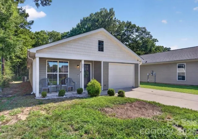 Photo 3 of Single family home for sale at 684 Union Cemetery Rd Sw, Concord, NC 28027 | MLS# 4403561 | Listing updated on 2026-07-25
