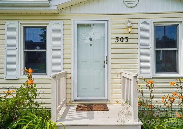 3rd image of 303 Meadowbrook Ct, Hendersonville, NC 28792 | MLS# 4403570