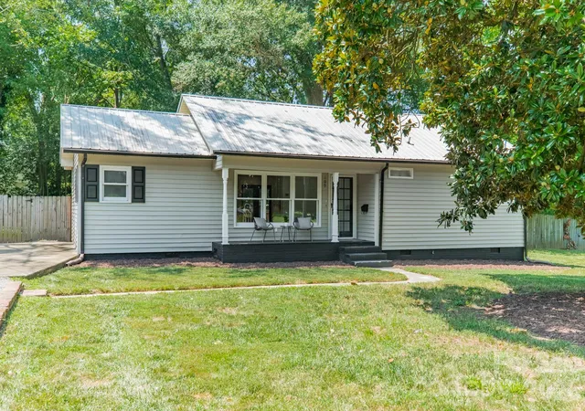 Photo 1 of Single family home for sale at 109 W Leroy St, Fort Mill, SC 29715 | MLS# 4403602 | Listing updated on 2026-08-28