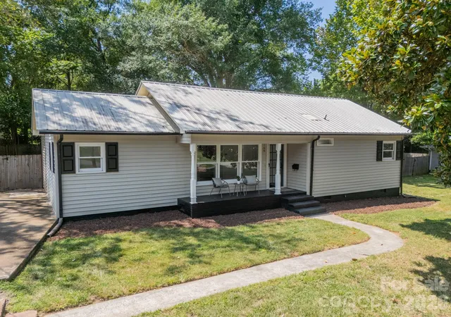 Photo 2 of Single family home for sale at 109 W Leroy St, Fort Mill, SC 29715 | MLS# 4403602 | Listing updated on 2026-08-28