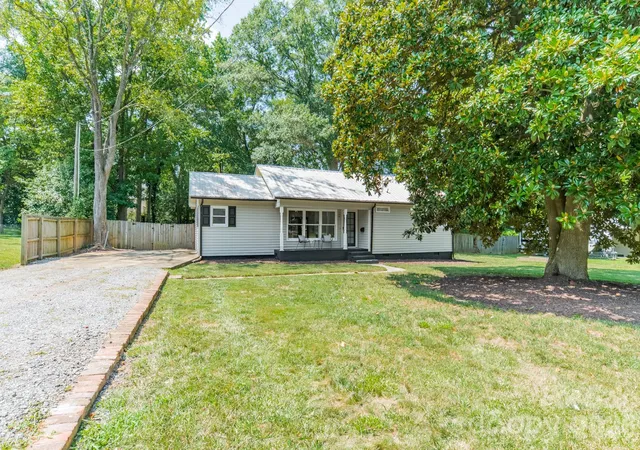 Photo 3 of Single family home for sale at 109 W Leroy St, Fort Mill, SC 29715 | MLS# 4403602 | Listing updated on 2026-08-28