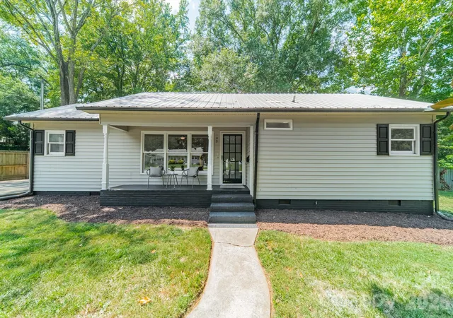 Photo 3 of Single family home for sale at 109 W Leroy St, Fort Mill, SC 29715 | MLS# 4403602 | Listing updated on 2026-08-28