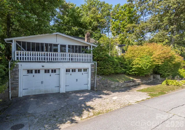 Photo 4 of Single family home for sale at 720 Sylvan Blvd, Hendersonville, NC 28791 | MLS# 4403637 | Listing updated on 2026-09-28