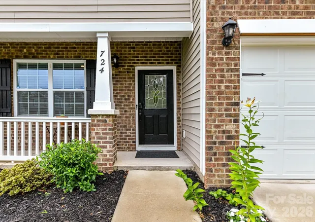 Photo 3 of Single family home for sale at 724 Larmore Ave, Charlotte, NC 28216 | MLS# 4403712 | Listing updated on 2026-09-29