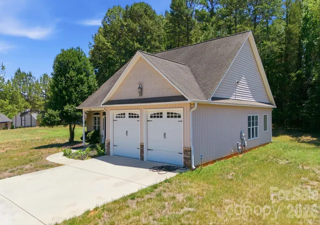 Photo 3 of Single family home for sale at 2100 Waterford Pointe Rd, Lexington, NC 27292 | MLS# 4403747 | Listing updated on 2026-07-26