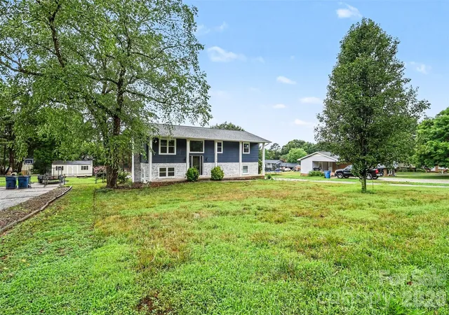 Photo 3 of Single family home for sale at 2310 24th Avenue Ne, Hickory, NC 28601 | MLS# 4403781 | Listing updated on 2026-08-24