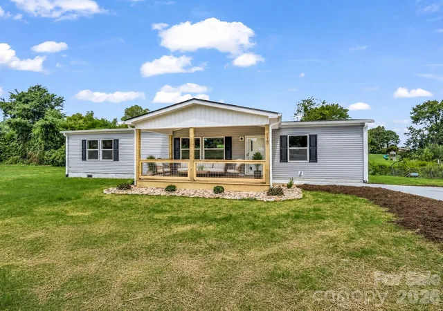 Photo 1 of Single family home for sale at 115 Maplewood Knoll Dr, East Flat Rock, NC 28726 | MLS# 4403782 | Listing updated on 2026-10-08