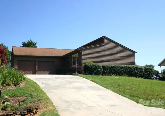 Photo 1 of Single family home for sale at 1647 Woodridge Cir, Hickory, NC 28602 | MLS# 4403829 | Listing updated on 2026-08-01