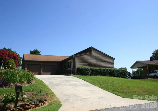 Photo 3 of Single family home for sale at 1647 Woodridge Cir, Hickory, NC 28602 | MLS# 4403829 | Listing updated on 2026-08-01