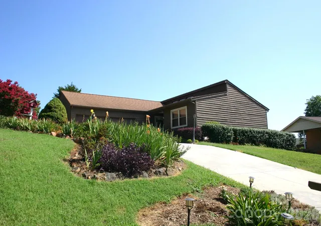 Photo 3 of Single family home for sale at 1647 Woodridge Cir, Hickory, NC 28602 | MLS# 4403829 | Listing updated on 2026-08-01