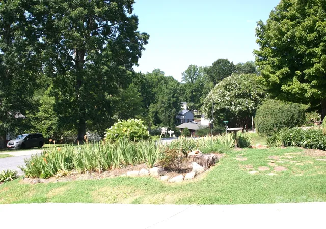 Photo 4 of Single family home for sale at 1647 Woodridge Cir, Hickory, NC 28602 | MLS# 4403829 | Listing updated on 2026-08-01