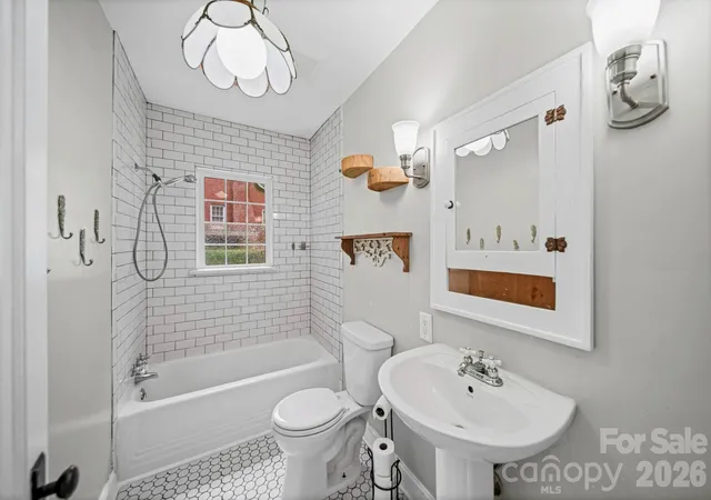 Photo 4 of Single family home for sale at 1214 S York St, Gastonia, NC 28052 | MLS# 4403849 | Listing updated on 2026-10-02