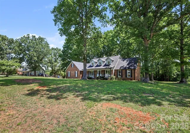 Photo 4 of Single family home for sale at 121 Country Crk Dr, Kings Mountain, NC 28086 | MLS# 4403864 | Listing updated on 2026-08-21