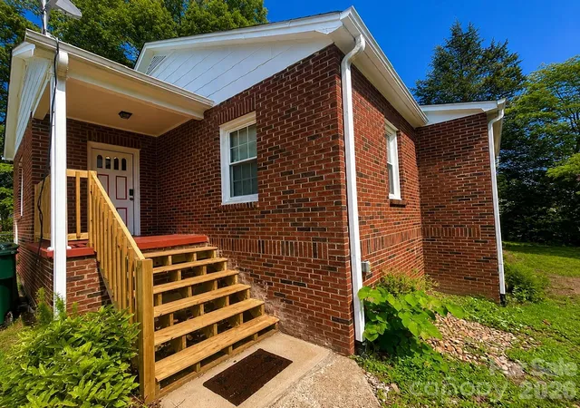 Photo 3 of Single family home for sale at 112 3rd Street Ne, Conover, NC 28613 | MLS# 4403901 | Listing updated on 2026-10-03