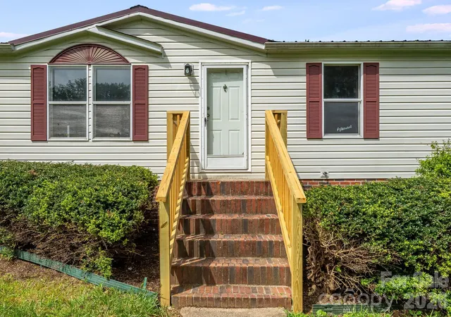 3rd image of 505 Crescent Wy, Horse Shoe, NC 28742 | MLS# 4403929