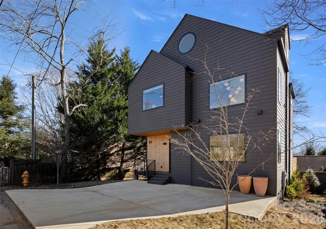Photo 1 of Single family home for sale at 60 Harvard Pl, Asheville, NC 28806 | MLS# 4403938 | Listing updated on 2026-10-28