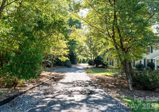 Photo 2 of Single family home for sale at 233 Nottingham Cir, Statesville, NC 28625 | MLS# 4403951 | Listing updated on 2026-10-08
