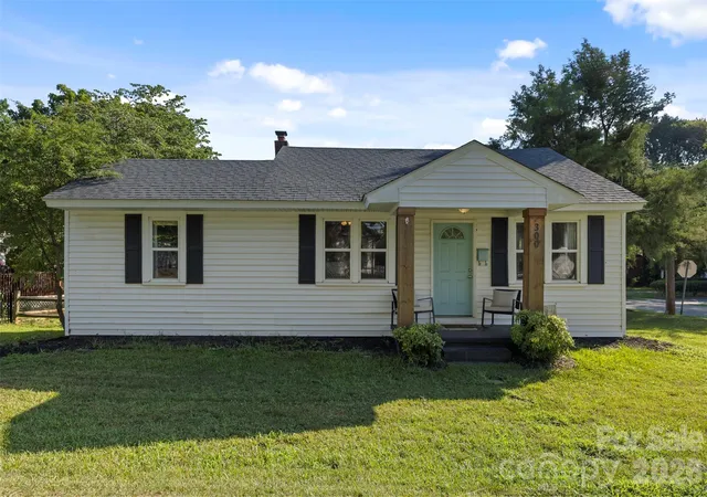 Photo 2 of Single family home for sale at 300 Harris St, Fort Mill, SC 29715 | MLS# 4403998 | Listing updated on 2026-09-19