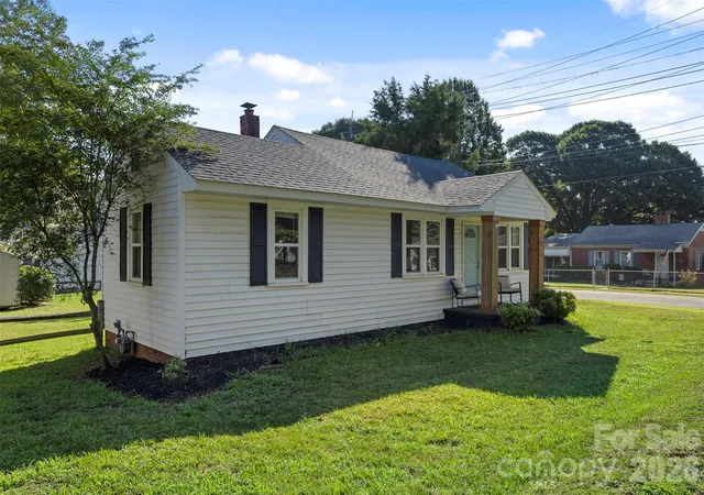 Photo 3 of Single family home for sale at 300 Harris St, Fort Mill, SC 29715 | MLS# 4403998 | Listing updated on 2026-09-19