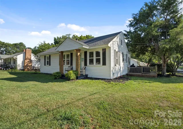 Photo 3 of Single family home for sale at 300 Harris St, Fort Mill, SC 29715 | MLS# 4403998 | Listing updated on 2026-08-12